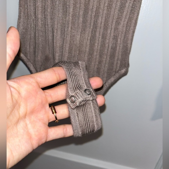 NWT Abercrombie & Fitch Beige Turtleneck Bodysuit - Picture 3 of 10